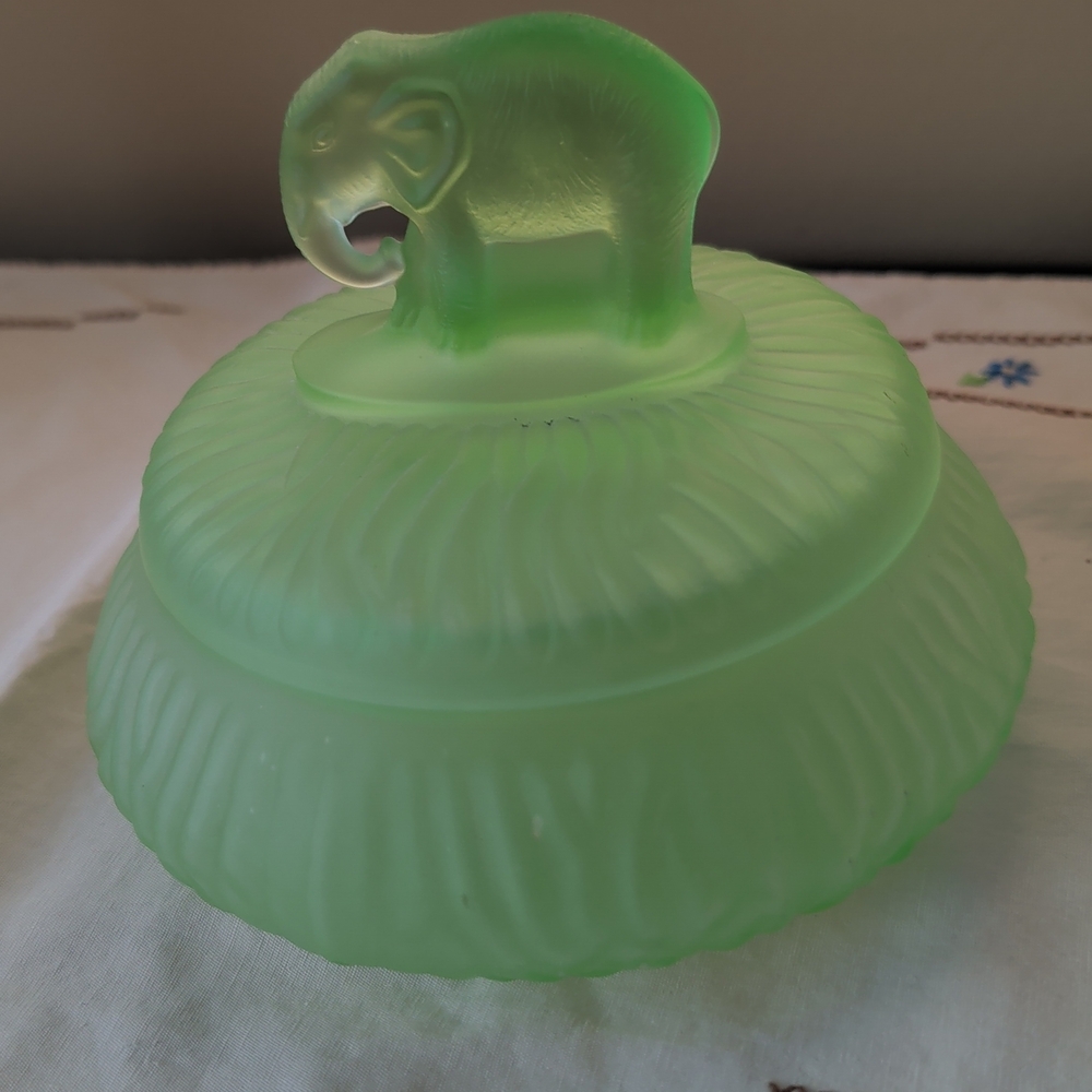 Vtg L. E. Smith Uranium Frosted Powder Jar.  Glows!